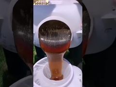 Un regard plus attentif : du miel de haute qualité comme une cascade dorée