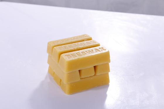 Barre cosmétique de cire d'abeille de catégorie de cire d'abeille de 100% de nourriture jaune faite main pure organique du bloc 28g