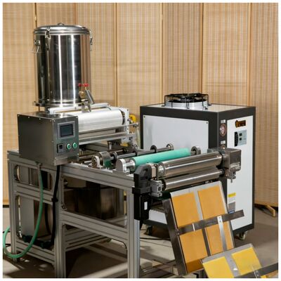 Machine automatique à cire gaufrée en acier inoxydable, alimentation 220V-380V, et longueur de rouleau de 350mm-750mm pour une production efficace de feuilles de cire d'abeille